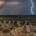 20221110_恶地国家公园的一场闪电？_雷暴中恶地国家公园的岩层，美国南达科他州_intro_UHD.jpg