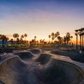 20230926_给滑板“冲浪”的波浪_日落时的威尼斯海滩滑板公园，洛杉矶，加利福尼亚州_intro_UHD.jpg